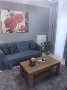 Χαίρε, ξεΐνε, παρ αμμι φιλησεαι