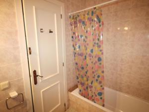 Apartamento luminoso en Llançà con piscina comunitaria, cerca de la playa - ES-228-22