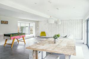 Beach house & garden in idyllic village location