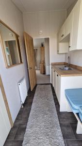 Beach Lodge - 5 minute walk to the sandy beach