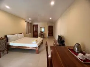 Amor Spacious Fan Room with Swimming Pool Access - Romblon