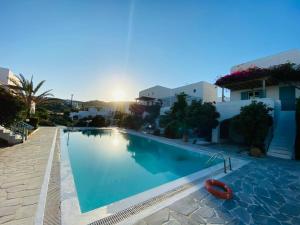 Mykonian Style w Shared Pool Houses & Nighttime Security Guard