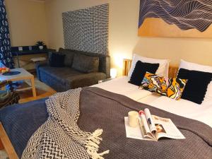 Elegant Old Town Toffee Bliss Apartment, SELF Check-In, Steps from Bus Station