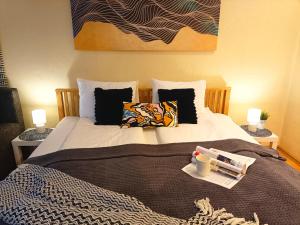 Elegant Old Town Toffee Bliss Apartment, SELF Check-In, Steps from Bus Station