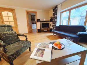 Elegant Old Town Toffee Bliss Apartment, SELF Check-In, Steps from Bus Station