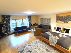 Elegant Old Town Toffee Bliss Apartment, SELF Check-In, Steps from Bus Station