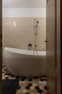 Beautiful 1bd Old Town Apartment