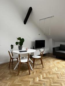 High Standard Room in Jewish District, Apartment Shared with Host