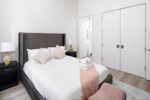 Chic 1BD with Rooftop WD in Unit Downtown