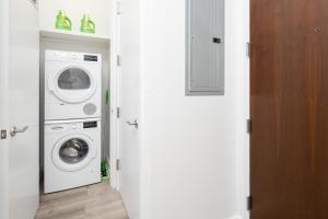 Chic 1BD with Rooftop WD in Unit Downtown