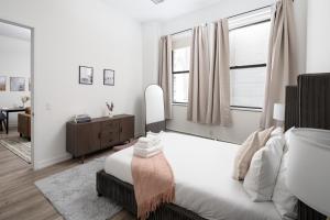 Chic 1BD with Rooftop WD in Unit Downtown