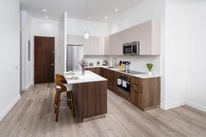 Chic 1BD with Rooftop WD in Unit Downtown