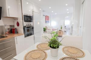 Comfortable and charming apartment with terrace by REMS