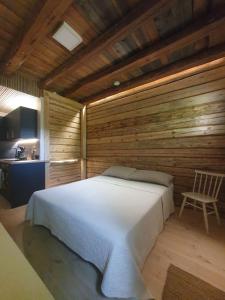 Pieni asunto maalla navettarakennuksessa.