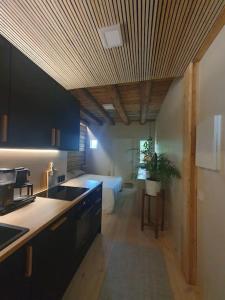 Pieni asunto maalla navettarakennuksessa.