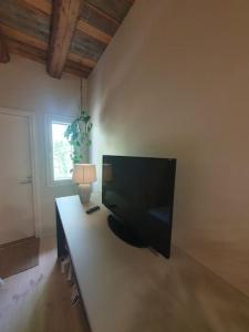 Pieni asunto maalla navettarakennuksessa.