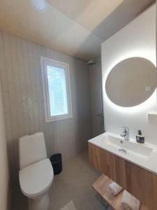 Pieni asunto maalla navettarakennuksessa.