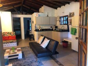 Casa Rustica con chimenea en su interior, rodeado de los cuatro elementos tierra, fuego, aire y agua, ubicada en sector tranquilo, para descansar en familia o amigos,