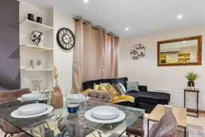 2 Bed Flat - Sleeps 6 - Pets - Parking - Wifi