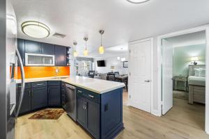 Holiday Surf and Racquet Unit 320