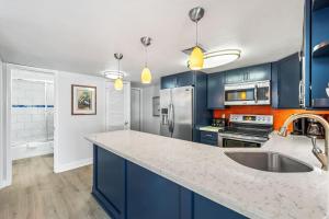 Holiday Surf and Racquet Unit 320