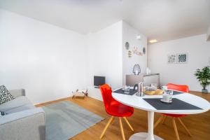 GuestHost - Cozy & Bright Apartment - with Balcony