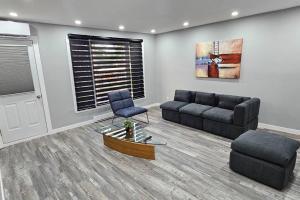 Spacious bright Apt,Parking and self check-in