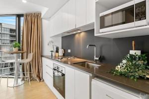 City Chic Living w Sunset Views 2BD1 Studio Apt