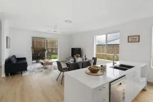 Brandnew 4BR modern family home Park Ridge - Jimboomba