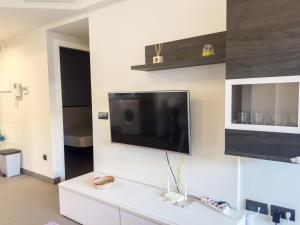 Apartamento con jardín en primera linea de playa con parking y piscina