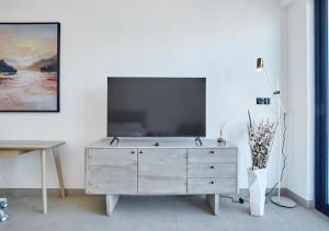 Lux Studio in Business Bay -10 mins to Burj Khalifa - Binghatti Canal