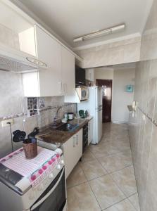 Apto a 50m da praia, com ar condicionado, wifi , portaria 24h