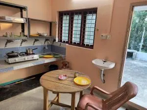 Varkala Entire Ac Home kitchen balcony - فاركَالا