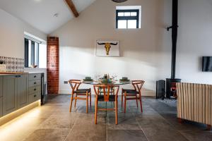 Pigeon House - Unique Barn with private garden, hot tub and wood burner