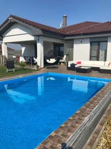 5 izbový samostatný stojaci rodinný dom s podkrovím a veľkou záhradou so sezónnym bazénom, celoročnou saunou a vírivkou na dovolenku a oddych - Nový Dvor