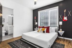 Rooftop Deck Patio and Garage Walk to Restaurants Coffee Brewery