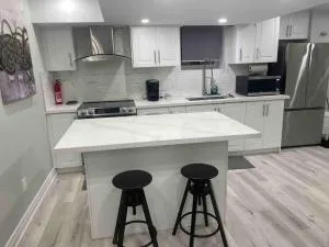 Luxurious & upscale basement apartment - Каледон