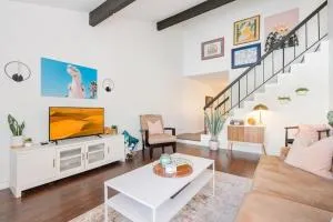 Modern Palm Springs Escape! - Desert Hills Trailer Park