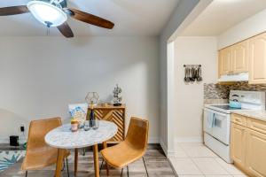 Quaint Sarasota Condo 4 Mi to Siesta Key Beach!