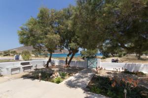 Wave Lullaby, Peaceful Beachfront Retreat in Paros