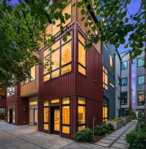 West Seattle's Modern Townhome - Alki