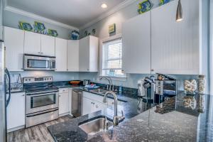 Doctors Orders 2 Short Walk to Private Deeded Beach Sleeps 14