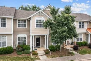 Peaceful, townhome in Hope Valley Farms - Lowes Grove