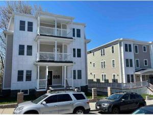 Modern Luxury Steps from Zoo & Golf Course