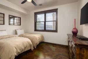 Luxury Downtown Rental (Hot TubPet Friendly) - La Dolce Vita Villas #9