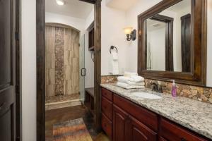 Luxury Downtown Rental (Hot TubPet Friendly) - La Dolce Vita Villas #9