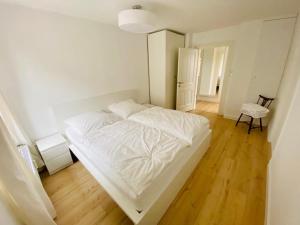 Cute Apartment - Detmold city center - large kitchen, bath, south facing balcony - free parking and wifi