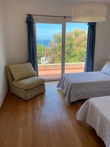 Casa De Alta Categoría Ubicada En Barrio Medanos Frente Al Mar