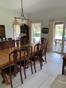 Casa De Alta Categoría Ubicada En Barrio Medanos Frente Al Mar