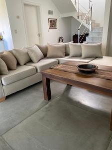 Casa De Alta Categoría Ubicada En Barrio Medanos Frente Al Mar